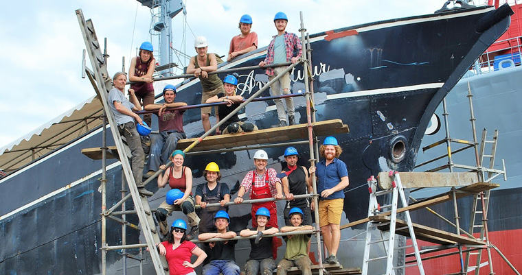 Eine internationale Crew aus Freiwilligen hat gemeinsam an der Instandsetzung des alten Segelschiffs gearbeitet
