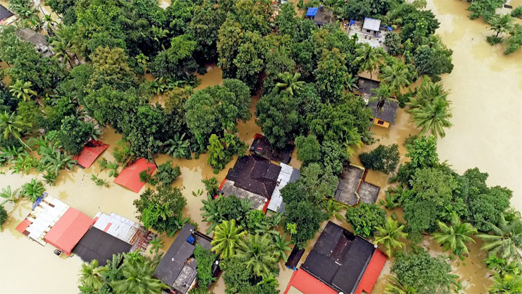Klima außer Kontrolle: Die Fakten: Luftbild von überschwemmten Häusern in Kerala.